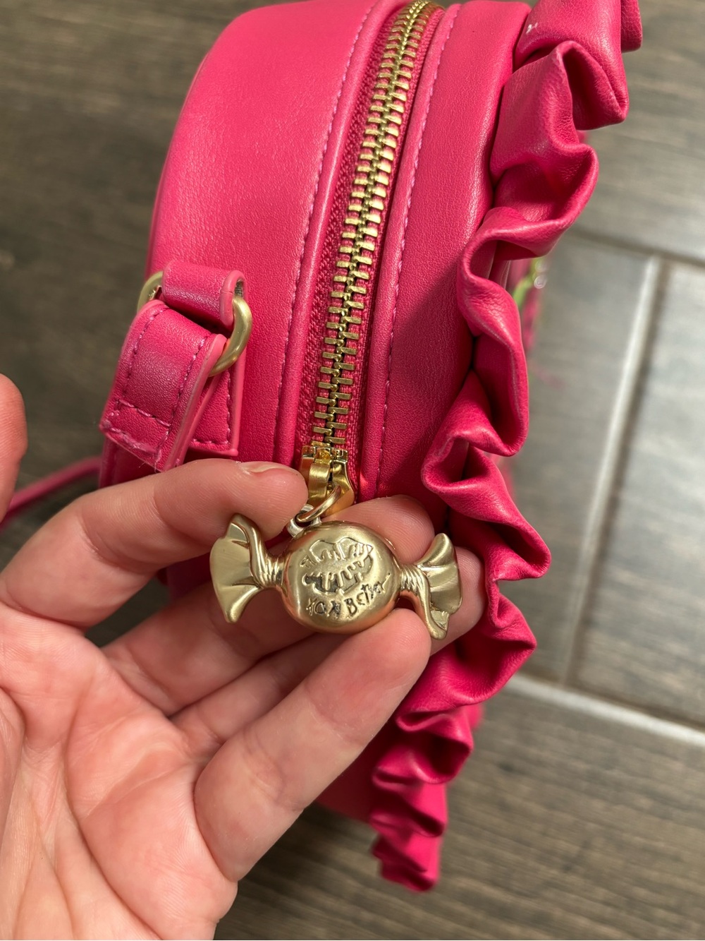 Betsey Johnson / Kitsch Box O' Chocolates Crossbody bag heart shaped - Picture 4 of 6